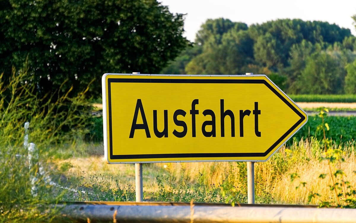 Ein gelbes Ausfahrt-Schild auf einer Bundesstraße Ein gelbes Ausfahrt-Schild auf einer Bundesstraße